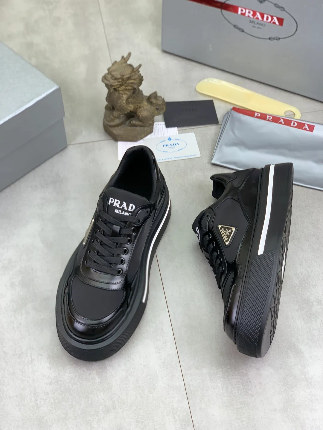 Men's shoes 💰P560💰 [New model] High version official website popular model is on the market, 🆘 Trendy brand (Prada) mainly promotes popular model, avant-garde and versatile fashionable men's shoes private version mold opening, cowhide surface splicing 1:1.. Stylish and simple, original imported cowhide lining cowhide feet; the atmosphere and personality are more fashionable, eye-catching and pursuing class. It will subvert the old idea and be a must-have for fashion trendsetters with you! Must keep it for yourself! Tall and comfortable, large and low, high-end quality workmanship. Size: 38-45; multiple colors available.